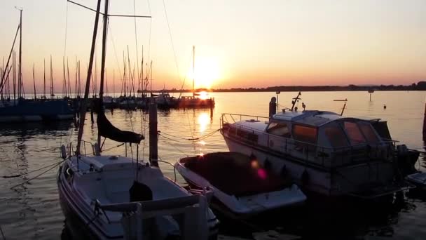 Sonnenuntergang Und Boote Hafen — Stockvideo