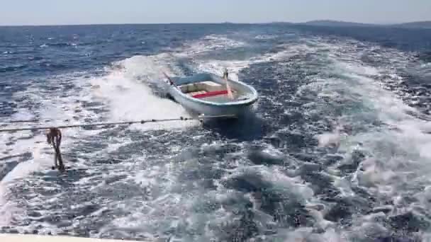 Terugweg Diepblauwe Zee Met Een Kleine Boot — Stockvideo
