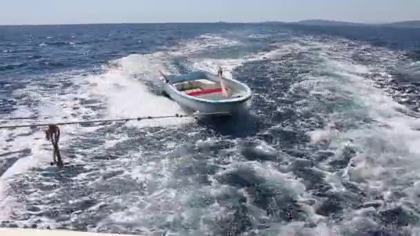 Unterwegs Über Das Tiefblaue Meer Mit Einem Winzigen Boot — Stockvideo