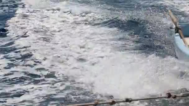 Unterwegs Über Das Tiefblaue Meer Mit Einem Winzigen Boot — Stockvideo