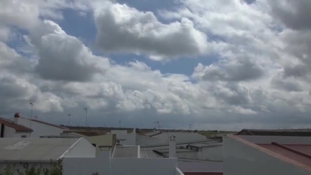 Time Lapse Met Witte Wolken Boven Spaanse Huizen — Stockvideo