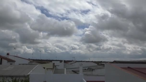 Πάροδο Του Χρόνου Άσπρα Σύννεφα Πάνω Από Ισπανικά Σπίτια — Αρχείο Βίντεο