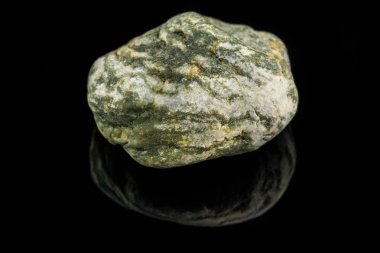 Farklı desen ve renk ve siyah arka plan ile renkli taş