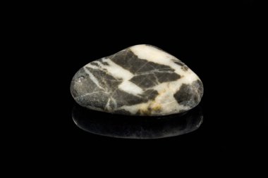 Farklı desen ve renk ve siyah arka plan ile renkli taş