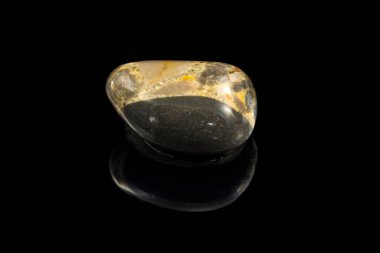 Farklı desen ve renk ve siyah arka plan ile renkli taş