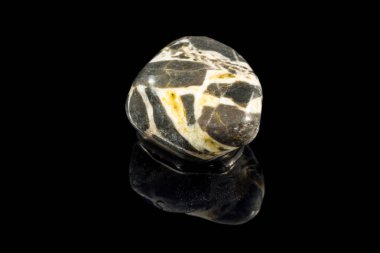 Farklı desen ve renk ve siyah arka plan ile renkli taş