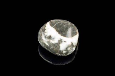 Farklı desen ve renk ve siyah arka plan ile renkli taş