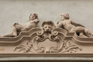 Beyaz bulutlar masmavi gökyüzü ve güneş