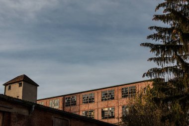 Eski yıkılan tuğla ev harabe ile kırık pencere eşiği