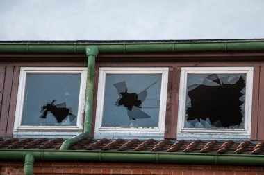 Eski yıkılan tuğla ev harabe ile kırık pencere eşiği