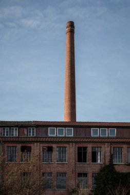 Eski yıkılan tuğla ev harabe ile kırık pencere eşiği