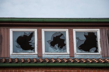 Eski yıkılan tuğla ev harabe ile kırık pencere eşiği