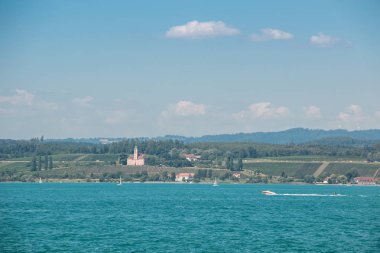 Bir göl kıyısındaki güzel küçük tekne