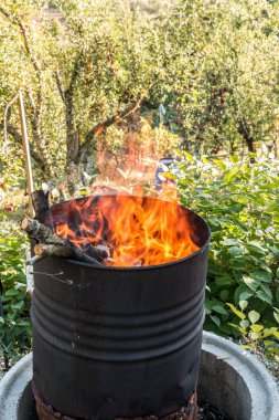 Bahçe ortasında varil yanan