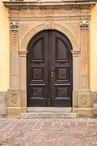 Puerta Antigua Edificio Histórico Con Estatuas Escudos Armas Piedra — Foto de Stock