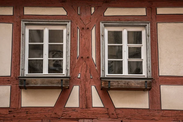 古い歴史的な建物と赤い木ハーフティンバーの家 — ストック写真