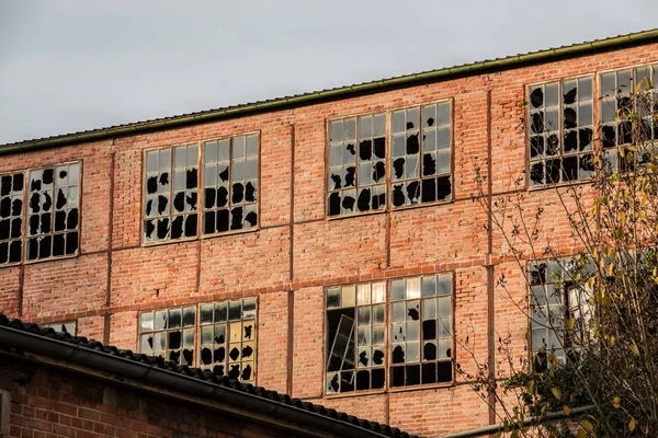 Eski yıkılan tuğla ev harabe ile kırık pencere eşiği