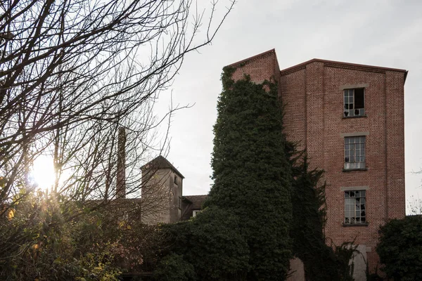 Vieille Maison Brique Détruite Ruine Avec Fenêtres Cassées — Photo