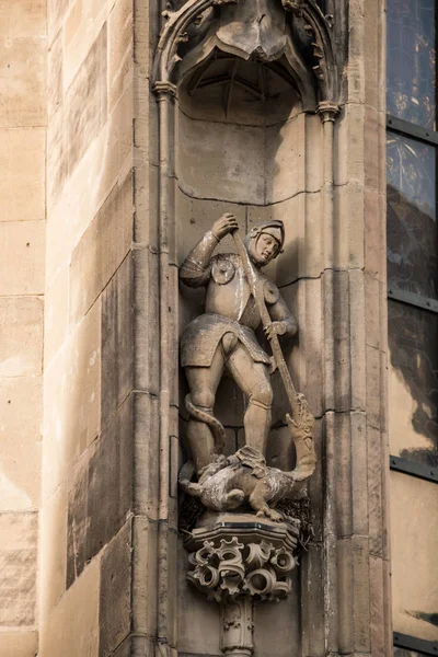 Oude Historisch Gebouw Met Een Standbeeld Dat Een Ridder Een — Stockfoto