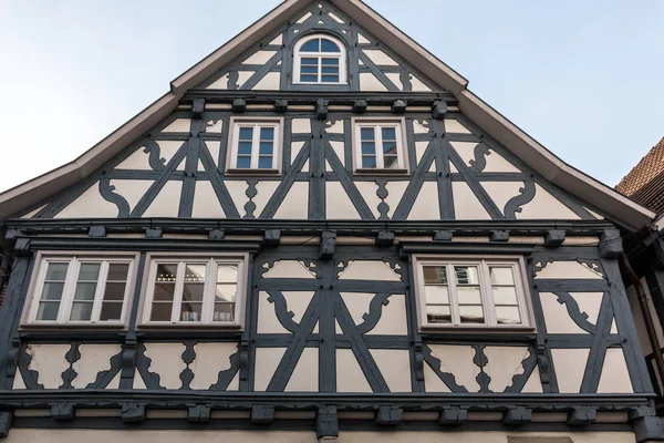 旧的历史建筑和带有蓝色或灰色木材的半木材房屋 — 图库照片