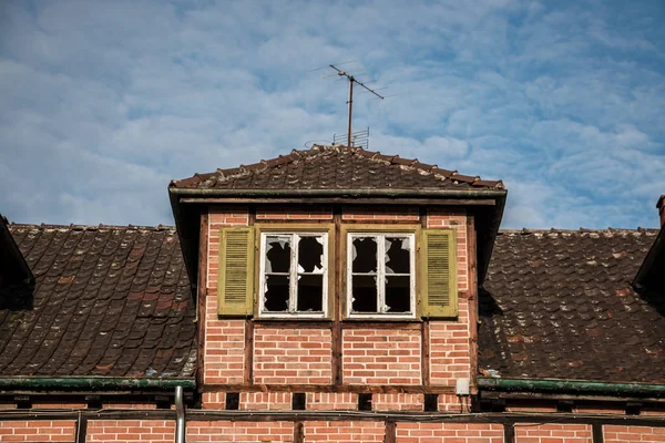 Vieille Maison Brique Détruite Ruine Avec Fenêtres Cassées — Photo