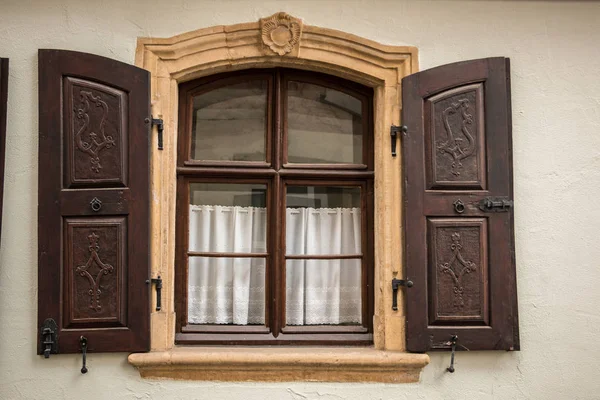 Vieja Ventana Piedra Madera Con Persianas Marrones — Foto de Stock