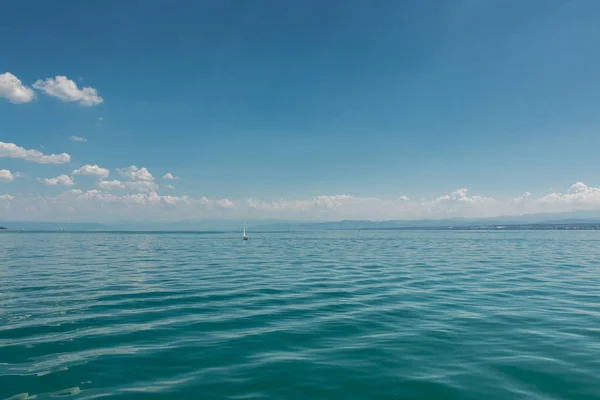 Bir göl kıyısına yakın üzerinde güzel küçük yelkenliler