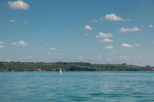 海岸附近湖面上的小帆船 — 图库照片