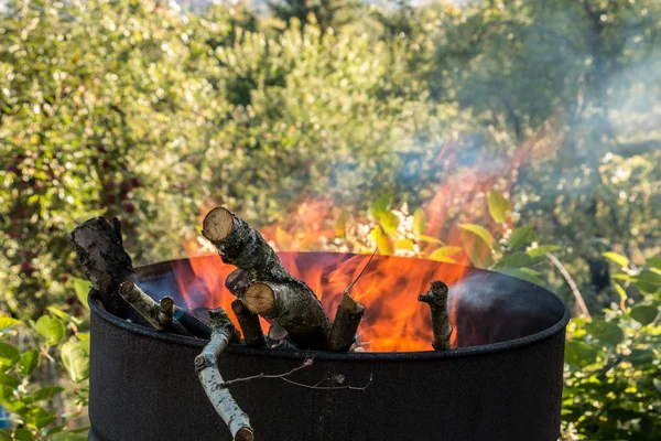 Bahçe ortasında varil yanan