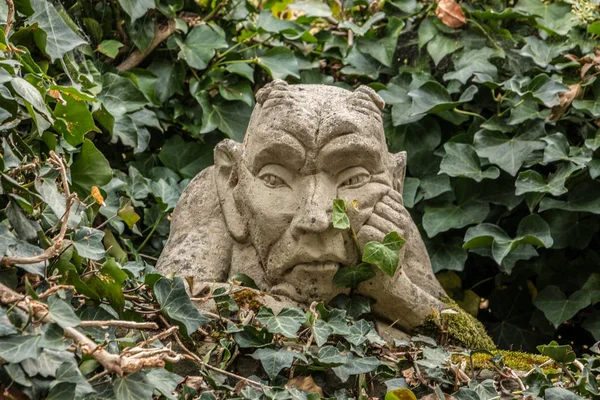 Taştan bir duvar kafasına küçük cin dışında bir peri masalı seviyorum