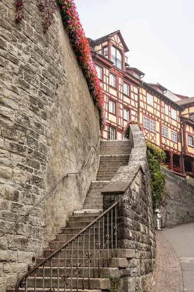 Haut Mur Pierre Avec Long Escalier Menant Quelques Vieilles Maisons — Photo