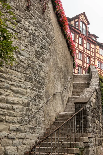Haut Mur Pierre Avec Long Escalier Menant Quelques Vieilles Maisons — Photo