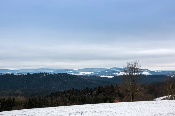 Paesaggio invernale con ghiaccio e un campo di neve — Foto Stock