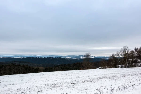 Зимний пейзаж со льдом и полем снега — стоковое фото