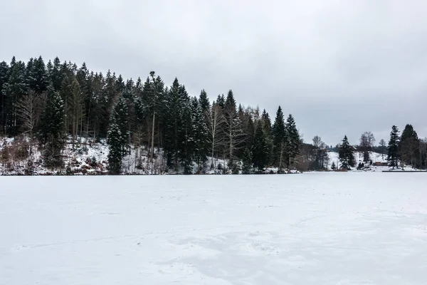 Mrożone jezioro z lodem i śniegiem zimą — Zdjęcie stockowe