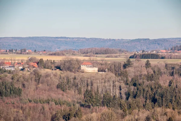 Petit village et petit château au milieu du cou allemand — Photo