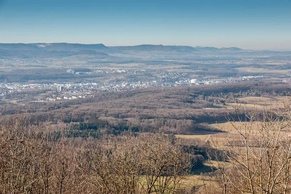 Маленьке село посеред німецької сільської місцевості з пагорбом — стокове фото