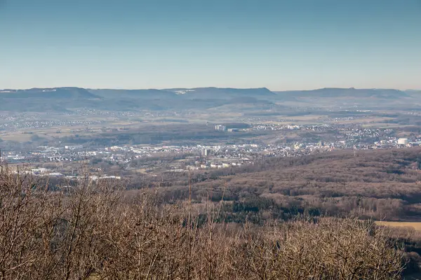 Маленьке село посеред німецької сільської місцевості з пагорбом — стокове фото