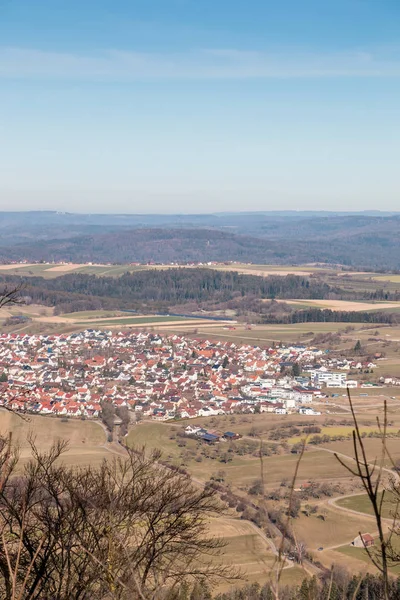 Klein dorpje in het midden van het Duitse platteland met heuvel — Stockfoto