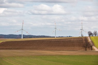 Tarlalar ve ben ile köy yakınında rüzgar enerjisi için büyük yel değirmenleri