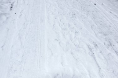 Beyaz kar üzerinde insan ayakkabıları ayak baskılar