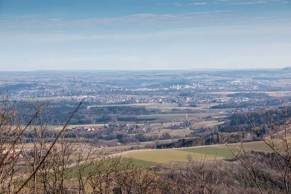 Piccolo villaggio in mezzo alla campagna tedesca con collina — Foto Stock