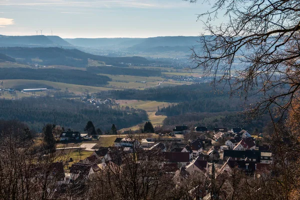 Piccolo villaggio in mezzo alla campagna tedesca con collina — Foto Stock