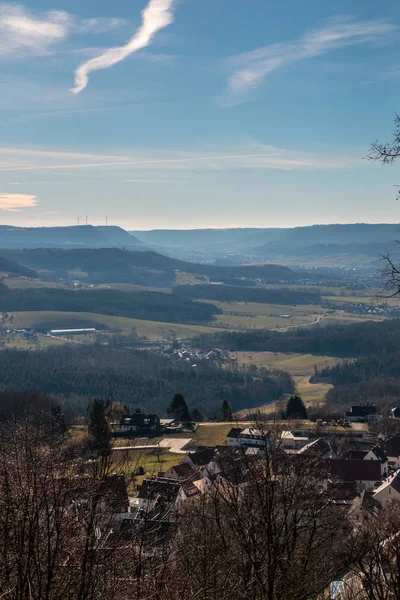 Petit village au milieu de la campagne allemande avec colline — Photo