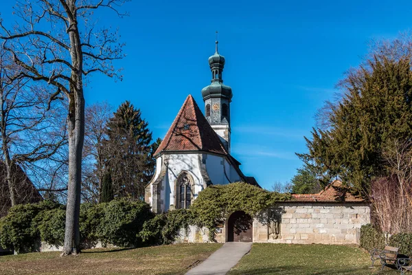 Pequeña iglesia con una pared blanca y una puerta marrón —  Fotos de Stock