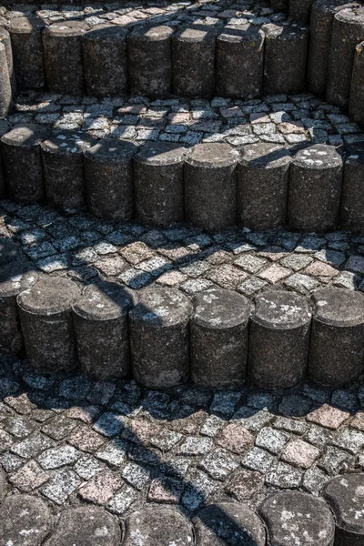 정원으로 가는 회색 돌 계단 — 스톡 사진