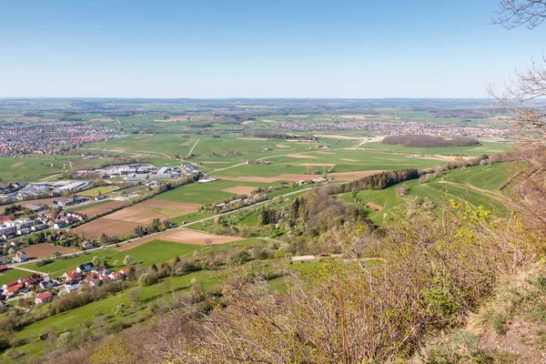 Piccolo villaggio in mezzo alla campagna tedesca con collina — Foto Stock