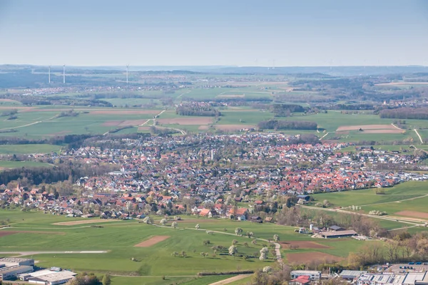 Piccolo villaggio in mezzo alla campagna tedesca con collina — Foto Stock