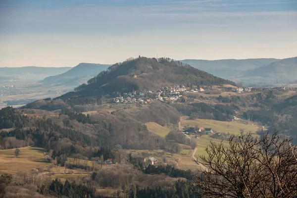 Piccolo villaggio in mezzo alla campagna tedesca con collina — Foto Stock