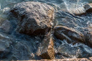 Göldeki ya da denizdeki kayalar